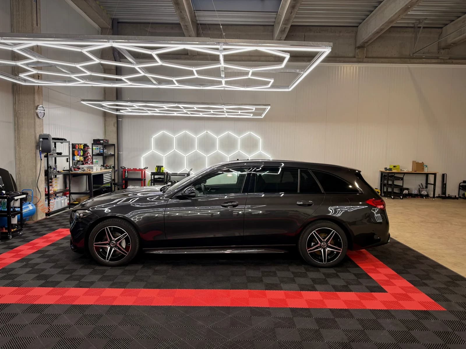 De hexverlichte detailing studio van IVM Group in Maaseik met rode vloertegels
